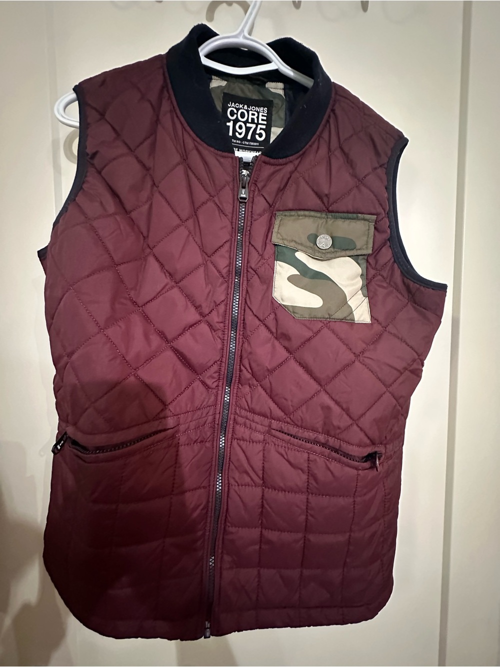 Jack & Jones Men’s Quilted Vest - Burgundy with Camouflage Pocket